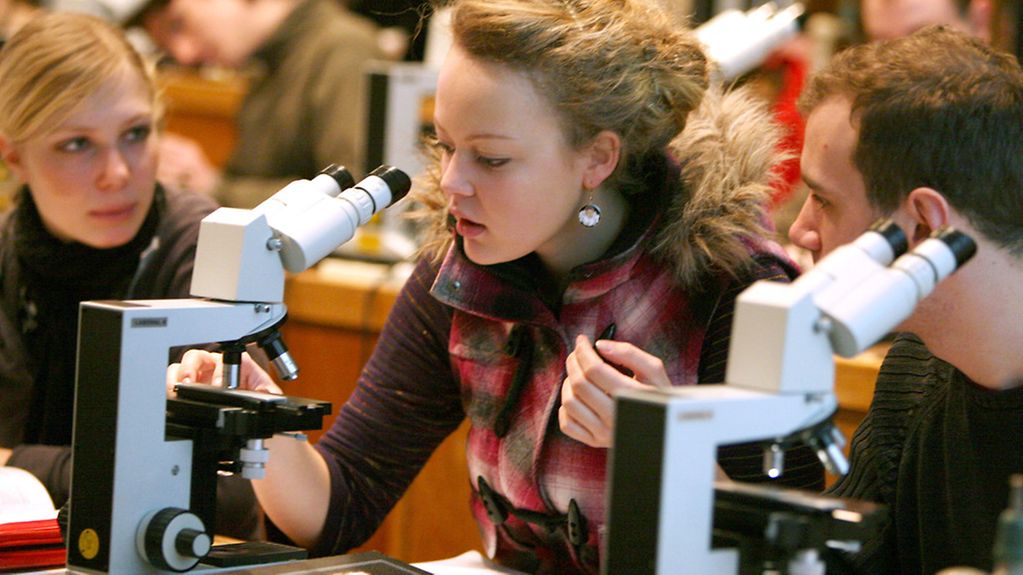 Studenten der Human- und Zahnmedizin sitzen bei einem Kurs im Mikroskopiersaal am Institut für Anatomie der Universität in Leipzig.