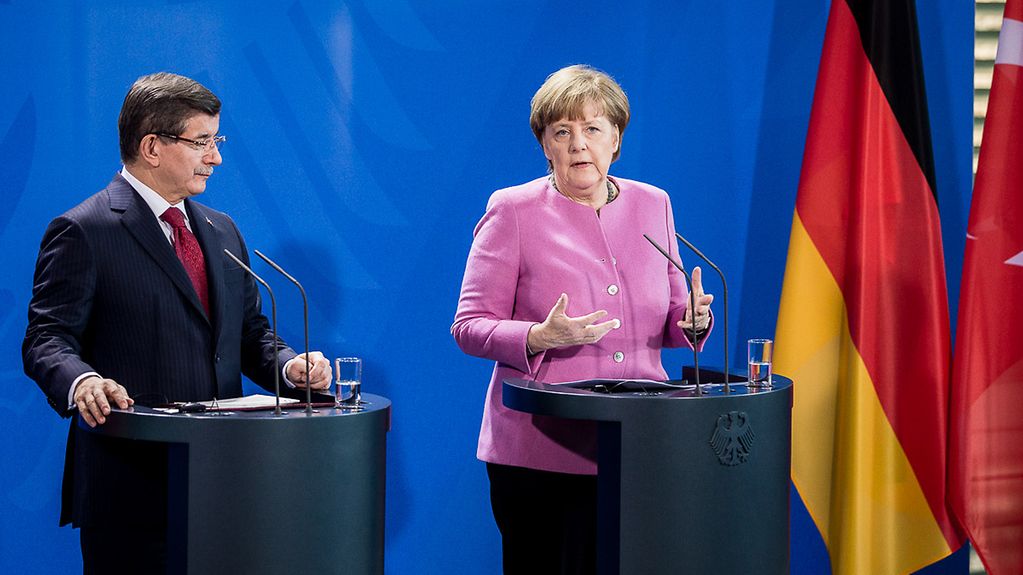 Merkel und der türkische Ministerpräsident bei der Pressekonferenz