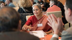 Mirai Chatterjee, Leiterin Soziale Sicherung der indischen Self-Employed-Women’s Association diskutierte mit anderen Teilnehmern.