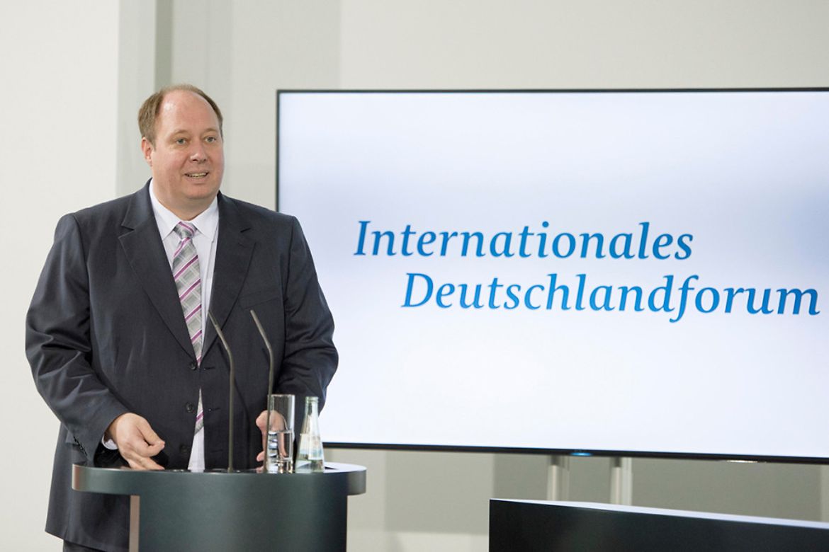 Helge Braun, Staatsminister für Bund-Länder-Angelegenheiten und Bürokratieabbau, bei einer Rede zur Eröffnung des 3. Internationalen Deutschlandforums im Bundeskanzleramt.