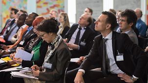 Teilnehmerinnen und Teilnehmer des 3. Internationalen Deutschlandforums verfolgten die Vorstellung der "Innovation Spotlights", einiger internationaler Projekte zur Förderung von globaler Gesundheit.