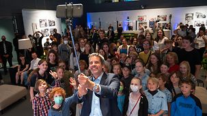 Steffen Hebestreit, Sprecher der Bundesregierung, macht nach der Kinder- und Jugendpressekonferenz mit Steffen Hebestreit, Sprecher der Bundesregierung Selfie mit Teilnehmern.