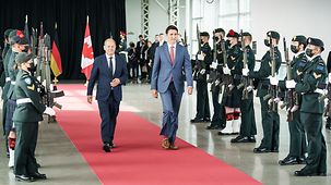 Bundeskanzler Olaf Scholz und Justin Trudeau, Kanadas Premierminister, bei der offiziellen Begrüßung durch ein Ehrenspalier.