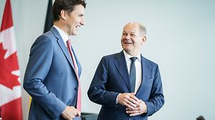 Bundeskanzler Olaf Scholz im Gespräch mtit Justin Trudeau, Kanadas Premierminister.