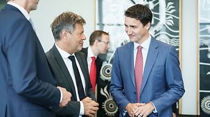 Robert Habeck, Bundesminister für Wirtschaft und Klimaschutz, im Gespräch mit Justin Trudeau, Kanadas Premierminister.
