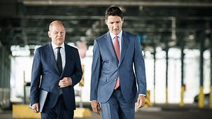 Bundeskanzler Olaf Scholz im Gespräch mit Justin Trudeau, Kanadas Premierminister. 