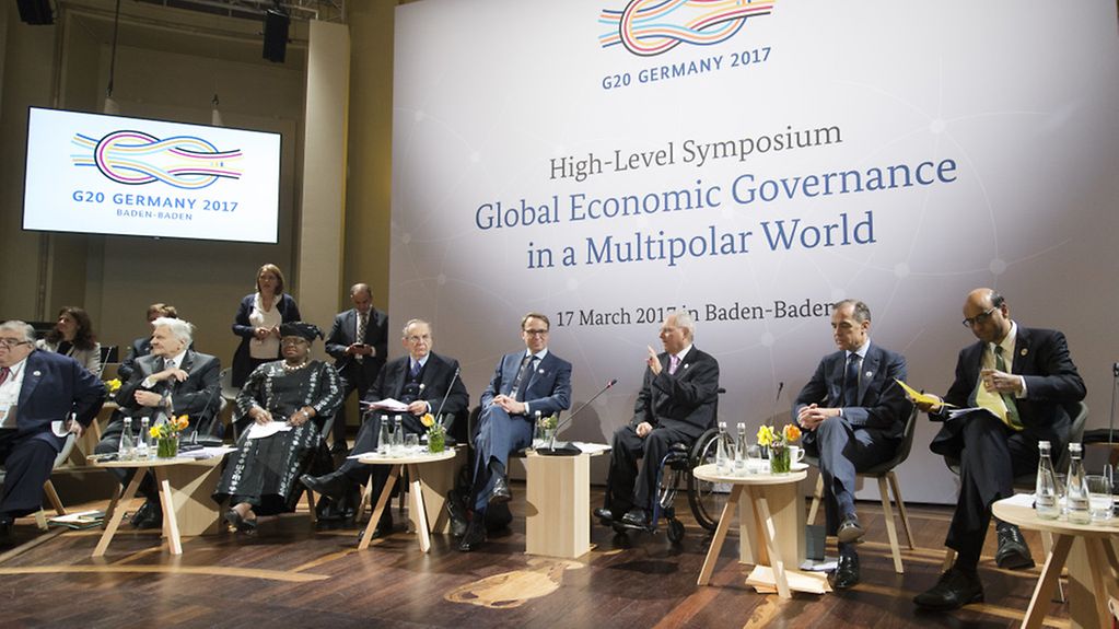 Bundesfinanzminister Schäuble und der Präsident der Deutschen Bundesbank, Jens Weidmann, unterhalten sich auf dem G 20 High-Level Symposium im Kurhaus in Baden-Baden.