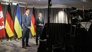 Bundeskanzler Olaf Scholz und Justin Trudeau, Kanadas Premierminister, geben ein Statement beim Online-Gipfel zur Krim.