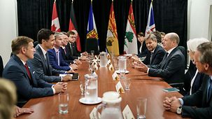 Bundeskanzler Olaf Scholz im erweiterten Gespräch mit Premierminister Trudeau, Kabinettsmitgliedern und den Premiers verschiedener Provinzen.