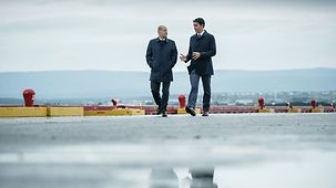 Bundeskanzler Olaf Scholz im Gespräch mit Justin Trudeau, Kanadas Premierminister.