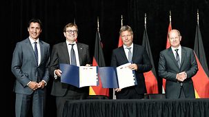 Bundeskanzler Olaf Scholz bei der Unterzeichnung eines Abkommens zur Wasserstofferzeugung.