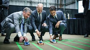 Bundeskanzler Olaf Scholz, John Risley von World Energy, und Justin Trudeau, Kanadas Premierminister, bei der Vorstellung der Wasserstoffwirtschaft. 