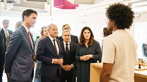 Le chancelier fédéral Olaf Scholz et le premier ministre canadien Justin Trudeau lors de la visite du MILA