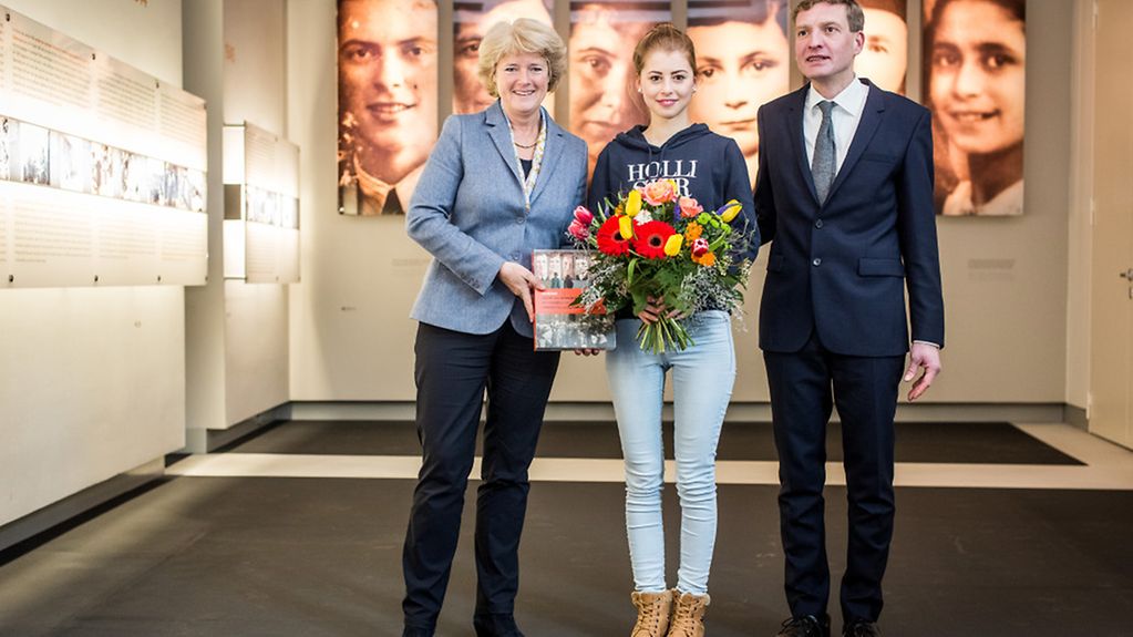 Kulturstaatsministerin Grütters begrüßt die fünfmillionste Besucherin am Denkmal für die ermordeten Juden Europas