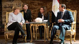 Bundeskanzlerin Angela Merkel unterhält sich mit Ägyptens Präsident Abdel Fattah Al-Sisi.