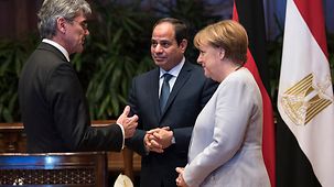 Bundeskanzlerin Angela Merkel, Ägyptens Präsident Abdel Fattah Al-Sisi und der Vorstandsvorsitzende des Unternehmens Siemens, Joe Kaeser, unterhalten sich.