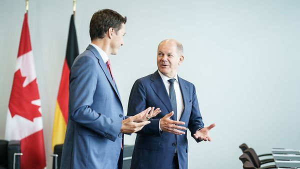 Bundeskanzler Scholz (rechts) betonte mit seinem kanadischen Amtskollegen Trudeau die tiefe Freundschaft und vielfältigen Partnerschaften zwischen den beiden Nationen, nun auch vestärkt im Energiesektor.