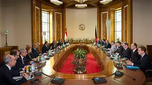 Bundeskanzlerin Angela Merkel im erweiterten Gesprächskreis mit Ägyptens Präsident Abdel Fattah Al-Sisi.