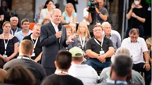 Bundeskanzler Olaf Scholz im Gespräch mit Bürgerinnen und Bürgern.