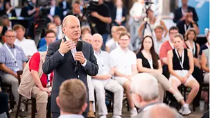 Bundeskanzler Olaf Scholz im Gespräch mit Bürgerinnen und Bürgern.