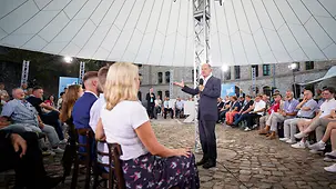 Bundeskanzler Olaf Scholz im Gespräch mit Bürgerinnen und Bürgern.