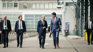 Bundeskanzler Olaf Scholz im Gespräch mit Justin Trudeau, Kanadas Premierminister.