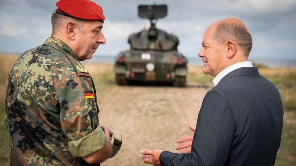 Bundeskanzler Olaf Scholz (rechts) und Generalleutnant Carsten Breuer würdigten das Engagement der ukrainischen Soldaten