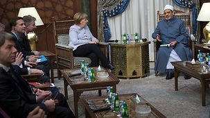Bundeskanzlerin Angela Merkel im Gespräch mit Großscheich Ahmed al-Tajib, einem der höchsten Geistlichen des sunnitischen Islams.
