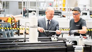 Bundeskanzler Olaf Scholz bei einem Besuch des Windkraftanlagenherstellers Siemens Energy.