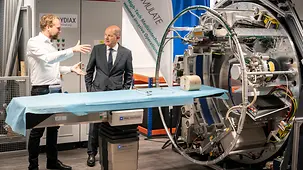 Bundeskanzler Olaf Scholz besucht die Universität in Magdeburg.