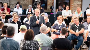 Federal Chancellor Olaf Scholz talking to members of the public.