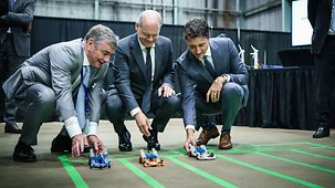 Federal Chancellor Olaf Scholz and Canadian Prime Minister Justin Trudeau testing a hydrogen-powered toy car.