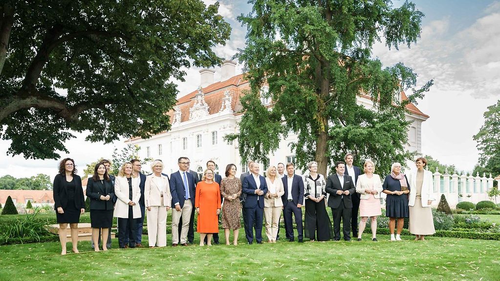 Das Bild zeigt die Regierungsmitglieder auf der Kabinettsitzung auf Schloss Meseberg am 30.08.2022.