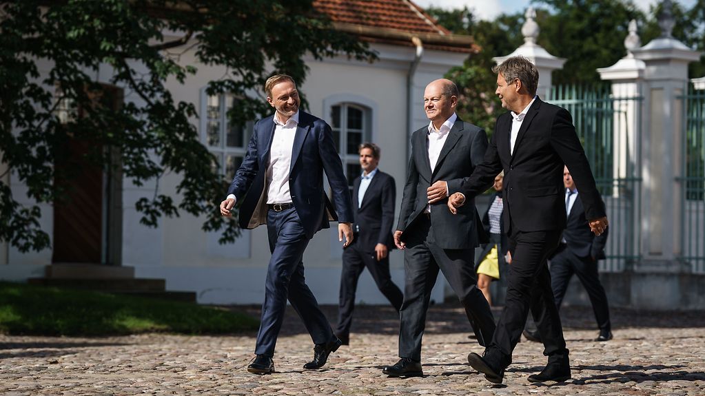 Le chancelier fédéral Olaf Scholz en compagnie des ministres Robert Habeck et Christian Lindner