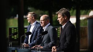 Federal Chancellor Scholz with Minister of Economic Affairs Habeck and Finance Minister Lindner at the concluding press conference.