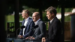 Le chancelier Olaf Scholz, le ministre fédéral de l’Économie Robert Habeck et le ministre fédéral des Finances Christian Lindner lors de la conférence de presse finale