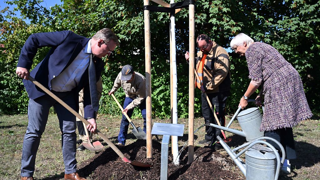 Kulturstaatsministerin Roth und Ministerpräsident Ramelow pflanzen in Weimar einen Baum..