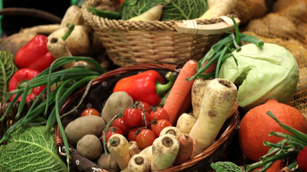 Ein Korb mit verschiedenen Gemüsesorten