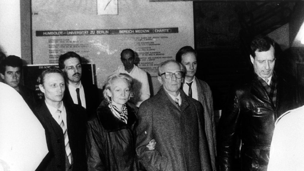Der ehemalige Staats- und Parteichef der DDR, Erich Honecker (M), und seine Ehefrau Margot verlassen am frühen Morgen des 29.01.1990 das Krankenhaus Charité in Ost-Berlin. Honecker wurde noch am Krankenhaustor vorläufig festgenommen.