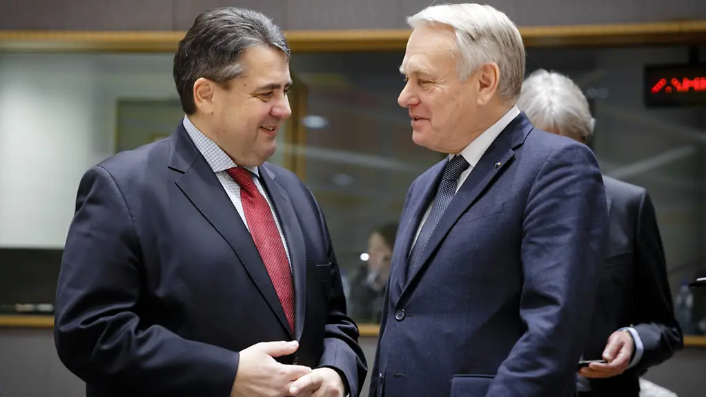 Außenminister Sigmar Gabriel im Gespräch mit dem Außenminister von Frankreich, Jean-Marc Ayrault.