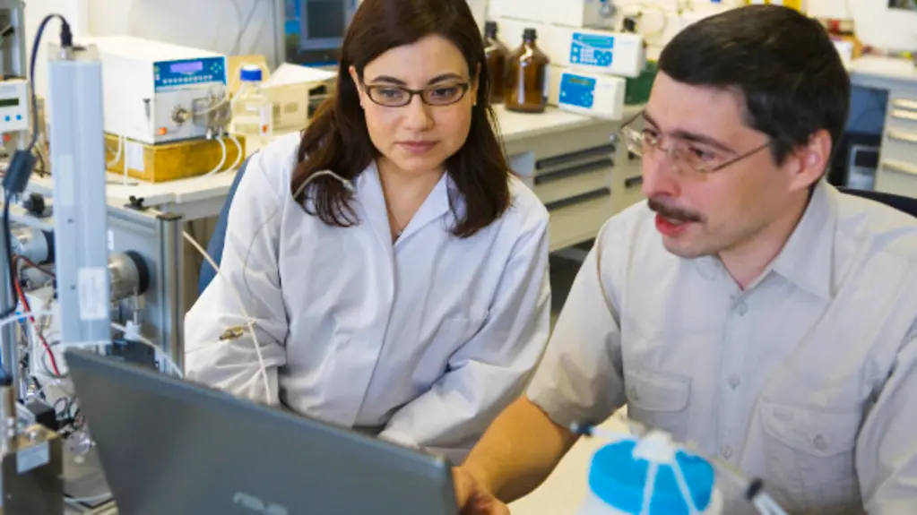 Ausländische Fachkräfte, Marie Campos, Biochemikerin aus U.S.A. und Victor Ridtchenko, Mathematiker aus Weissrussland zusammen im Labor der Knauer Laborgeräte GmbH, Berlin, 2011, Facharbeiter, Forschung, Gleichberechtigung, Mann, Frau, Anerkennung, …