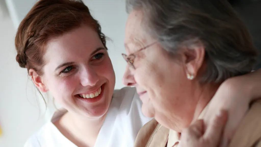 Eine Familienangehörige pflegt eine ältere Frau zu Hause. Gesundheit, Gesundheitswesen Liesa Johannssen,Vereinbarkeit von Beruf und Pflege