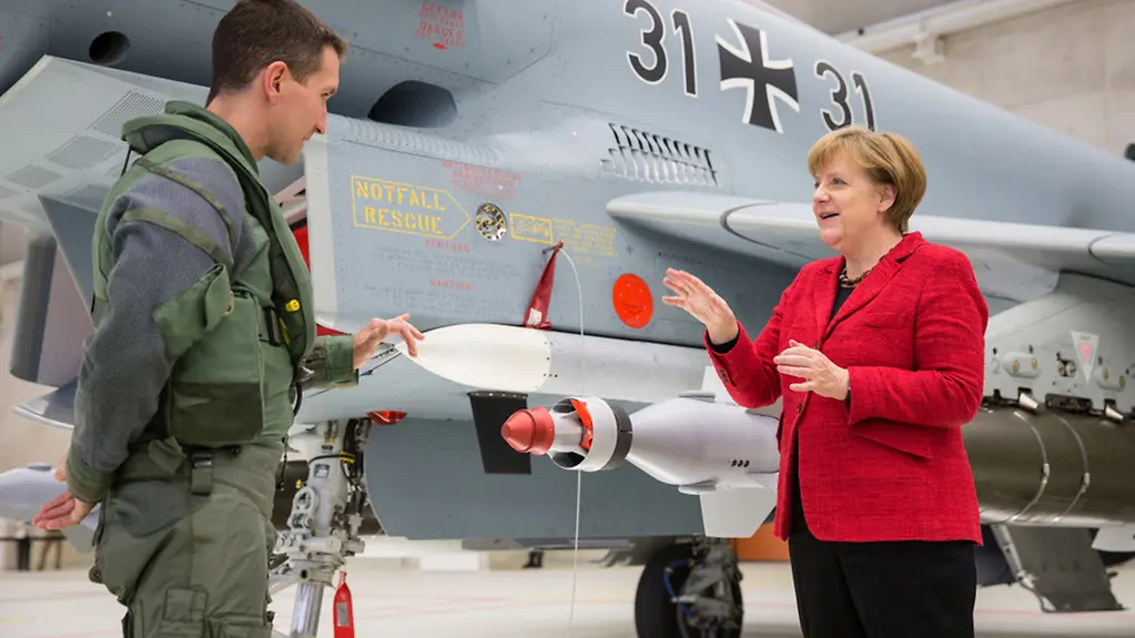 Bundeskanzlerin Angela Merkel besucht das Taktische Luftwaffengeschwader 31 Boelcke auf dem Fliegerhorst Nörvenich.