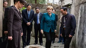 Angela Merkel rend visite à une famille à Shen Fu