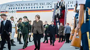 La chancelière fédérale Angela Merkel à son arrivée à l'aéroport de Pékin