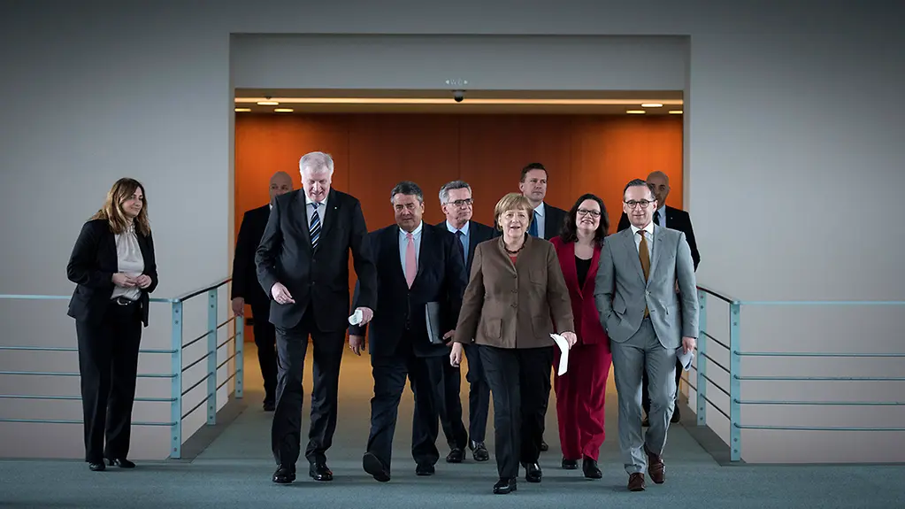 Bundeskanzlerin Angela Merkel geht zu einer Pressekonferenz zum Ergebnis des Koalitionsgipfels vom Vorabend.