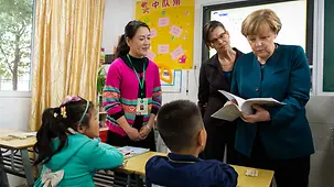 Bundeskanzlerin Angela Merkel beim Besuch der "Jin Putao"-Schule in Shen Fu.