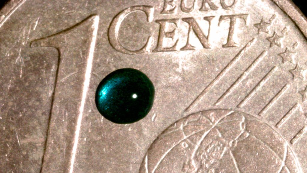 Auf einem „Ein Euro Cent“ ist die Größe eines VX (Nervenkampfstoff)-Tropfens dargestellt, die ausreicht um einen Menschen nach Aufnahme über die Haut zu töten.