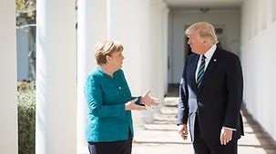 Bundeskanzlerin Angela Merkel und US-Präsident Donald Trump unterhalten sich.