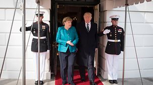 Bundeskanzlerin Angela Merkel und US-Präsident Donald Trump bei der Verabschiedung.